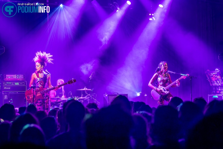 Nova Twins op Nova Twins - 04/11 - De Helling foto