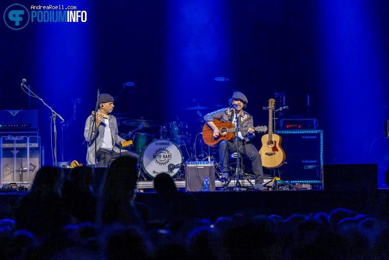 John Oates op Beth Hart - 26/11 - Ziggo Dome foto