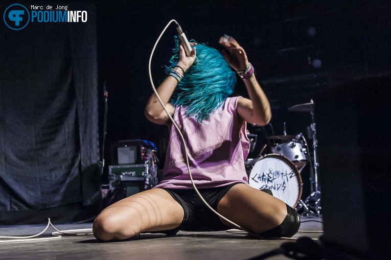 Charlotte Sands op PVRIS - 31/01 - 013 foto