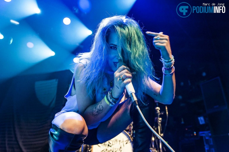 Charlotte Sands op PVRIS - 31/01 - 013 foto
