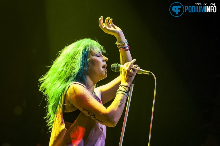Charlotte Sands op PVRIS - 31/01 - 013 foto
