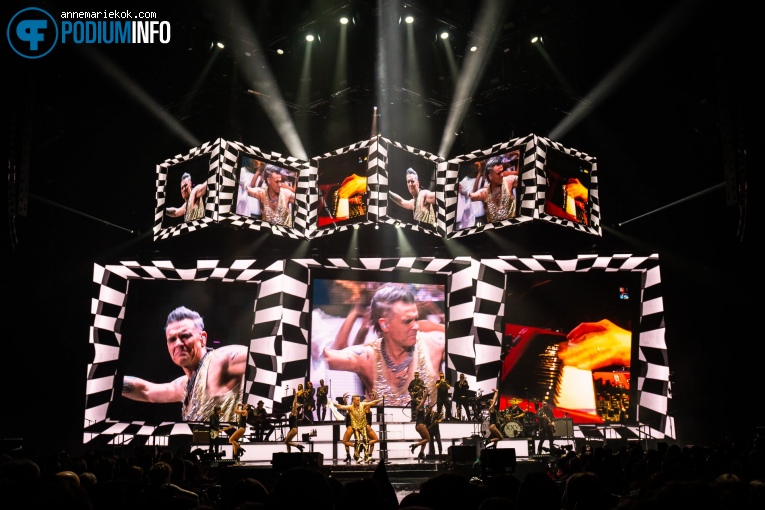 Robbie Williams op Robbie Williams - 28/01 - Ziggo Dome foto