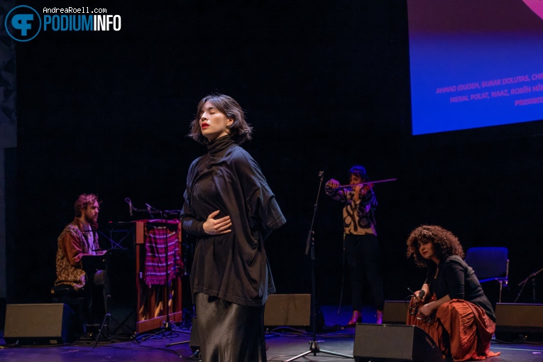 Meral Polat op Benefiet slachtoffers aardbeving Turkije en Syrië - 22/02 - Podium Mozaiek foto