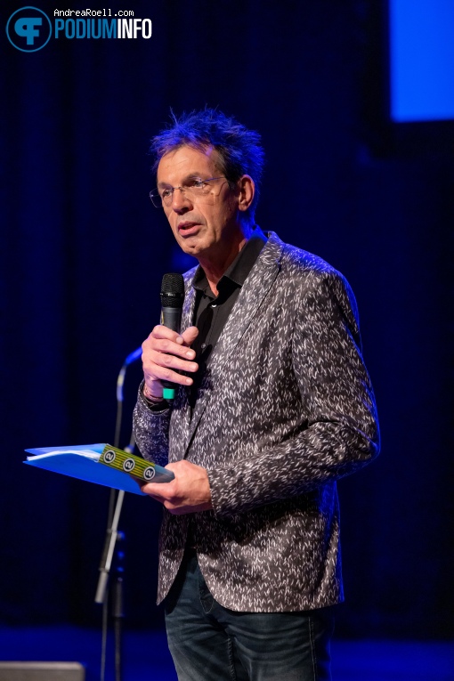 Jan Douwe Kroeske op Benefiet slachtoffers aardbeving Turkije en Syrië - 22/02 - Podium Mozaiek foto