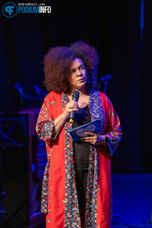 Babs Gons op Benefiet slachtoffers aardbeving Turkije en Syrië - 22/02 - Podium Mozaiek foto