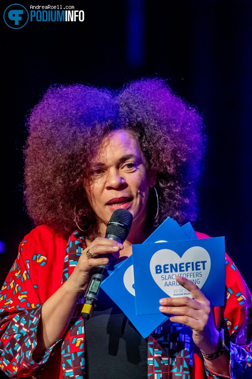 Babs Gons op Benefiet slachtoffers aardbeving Turkije en Syrië - 22/02 - Podium Mozaiek foto
