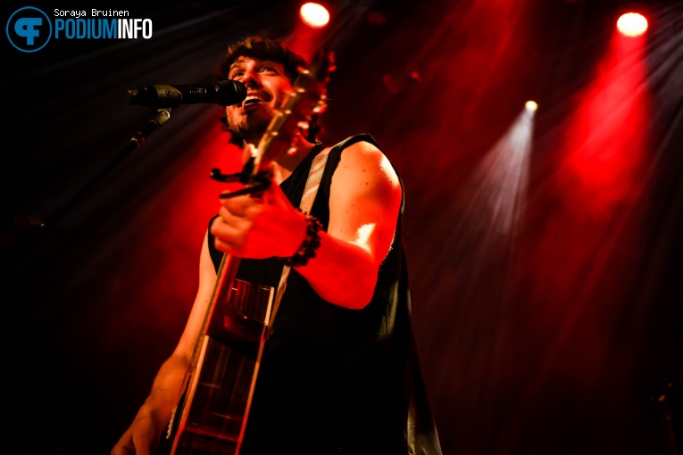 Morgan Evans op Mitchell Tenpenny / Morgan Evans - 07/03 - TivoliVredenburg foto