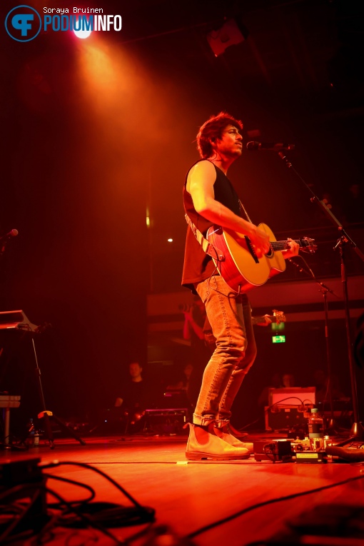 Morgan Evans op Mitchell Tenpenny / Morgan Evans - 07/03 - TivoliVredenburg foto