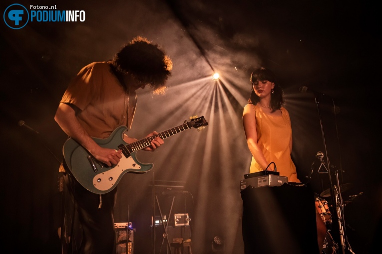 Rosie Alena op Olivia Dean - 20/03 - Tolhuistuin foto