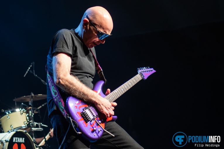 Joe Satriani op Joe Satriani - 13/04 - Muziekcentrum Enschede foto