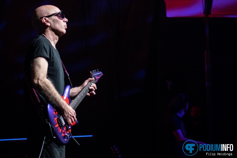 Joe Satriani op Joe Satriani - 13/04 - Muziekcentrum Enschede foto