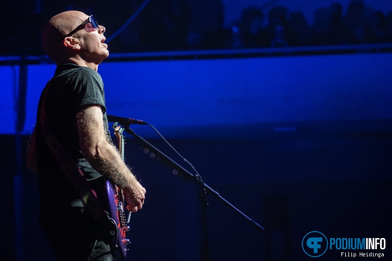 Joe Satriani op Joe Satriani - 13/04 - Muziekcentrum Enschede foto