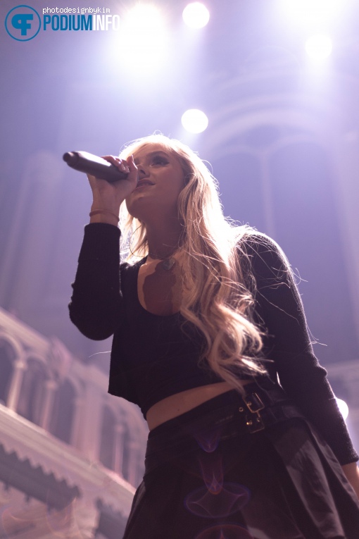 Chloe Adams op Benson Boone - 20/04 - Paradiso foto