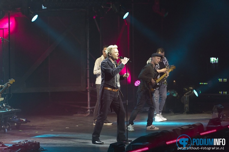 Starman op The Tribute - Live in Concert - 21/04 - Ziggo Dome foto