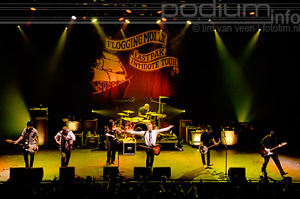 Flogging Molly op The Eastpak Antidote Tour 2008 - 11/11 - 013 foto