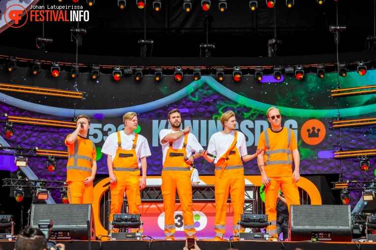 Bankzitters op 538 Koningsdag 2023 foto