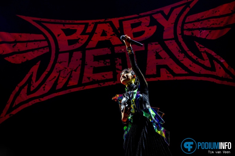 Babymetal op Sabaton - 3/5 - Ziggo Dome foto