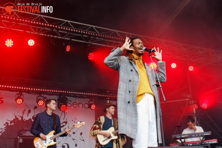 Jeangu Macrooy op Bevrijdingsfestival Zuid-Holland 2023 foto