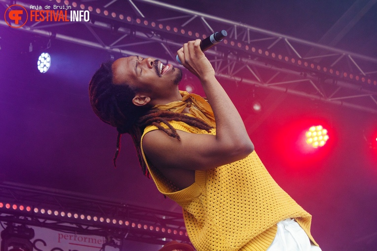 Jeangu Macrooy op Bevrijdingsfestival Zuid-Holland 2023 foto