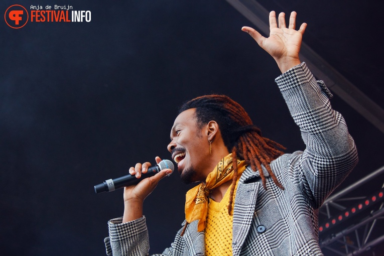Jeangu Macrooy op Bevrijdingsfestival Zuid-Holland 2023 foto