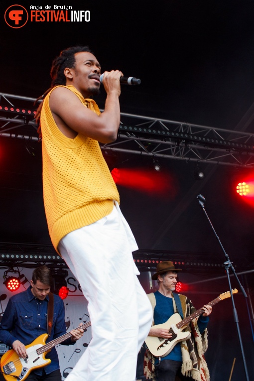Jeangu Macrooy op Bevrijdingsfestival Zuid-Holland 2023 foto