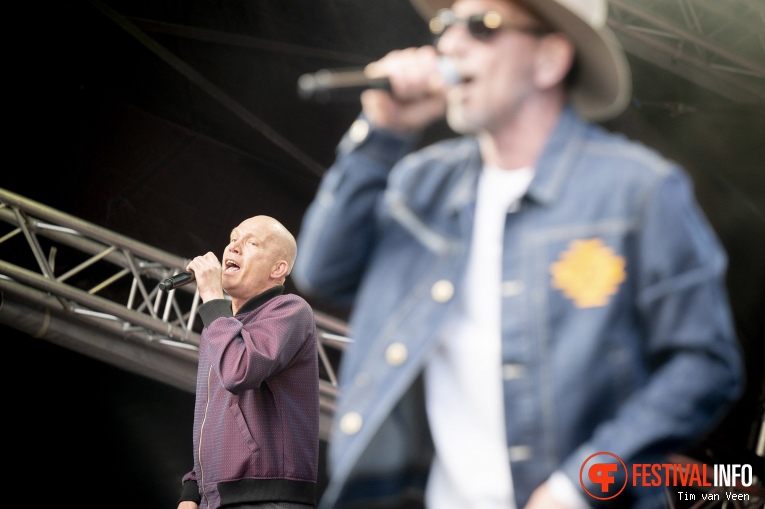 Them Two (the Gotcha! Crew) op Bevrijdingspop Haarlem 2023 foto