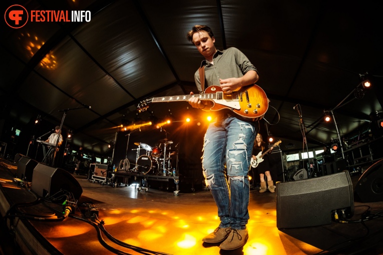 Spencer Mackenzie op Bevrijdingsfestival Overijssel 2023 foto