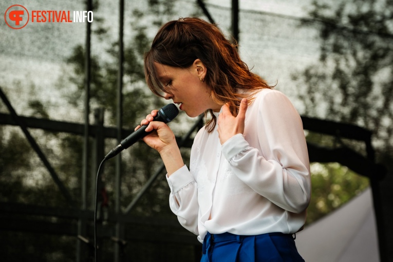 Vera Bon op Bevrijdingsfestival Overijssel 2023 foto