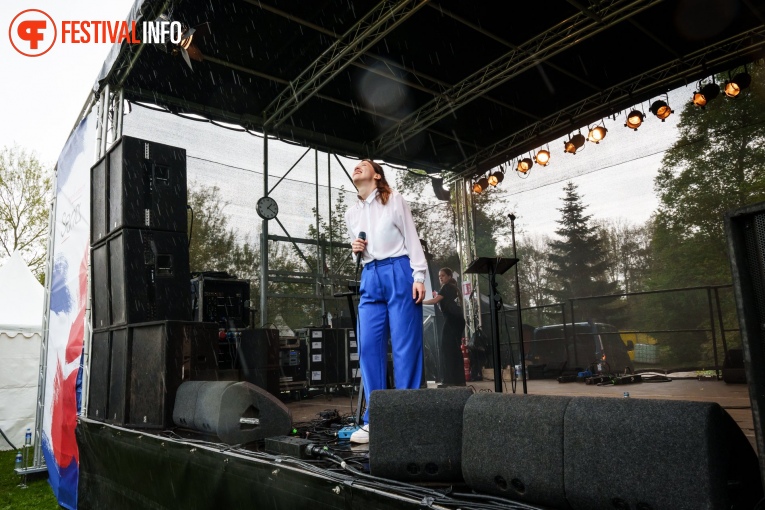 Vera Bon op Bevrijdingsfestival Overijssel 2023 foto