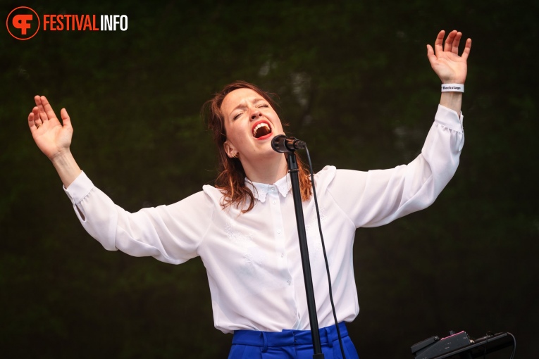 Vera Bon op Bevrijdingsfestival Overijssel 2023 foto