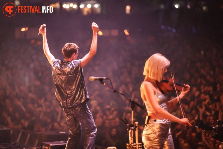 Son Mieux op Bevrijdingsfestival Overijssel 2023 foto