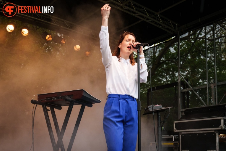 Vera Bon op Bevrijdingsfestival Overijssel 2023 foto