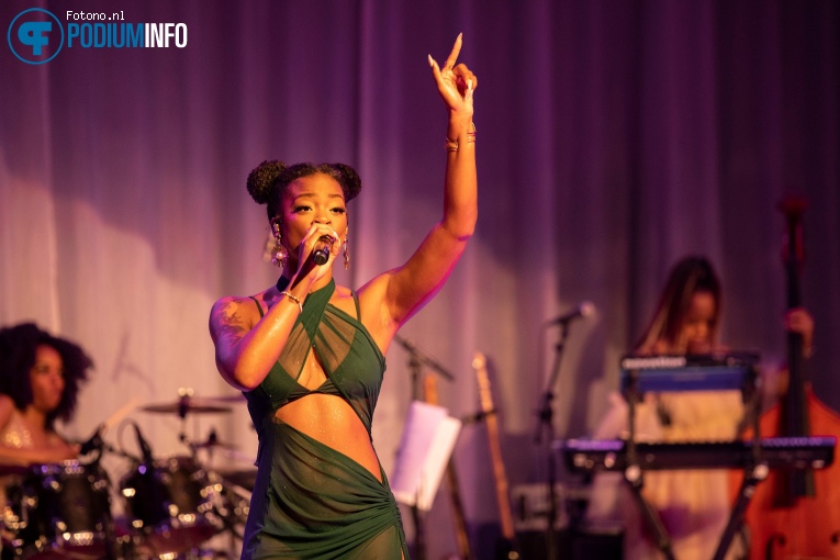 Ari Lennox op Ari Lennox - Age/sex/location Tour - 18/05 - Melkweg foto