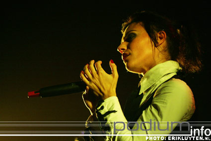 Lacuna Coil op Bullet For My Valentine - 18/11 - 013 foto