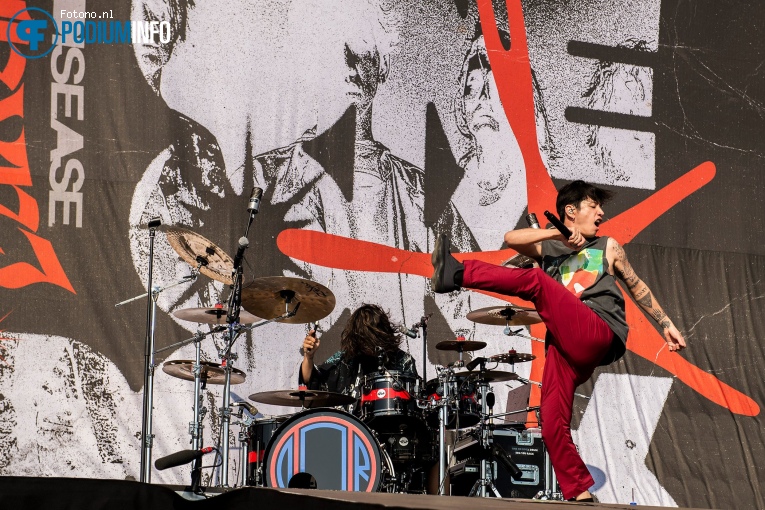 One Ok Rock op Muse - Will Of The People Tour - 07/06 - Malieveld foto