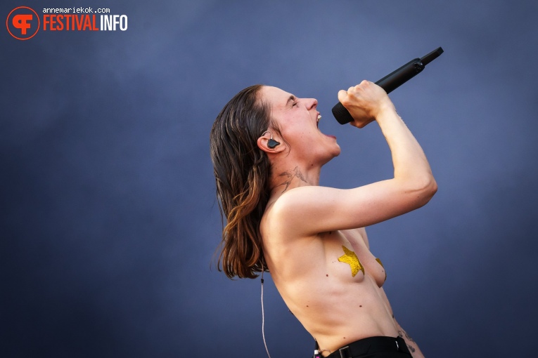 Christine And The Queens op Best Kept Secret Festival - Zondag foto