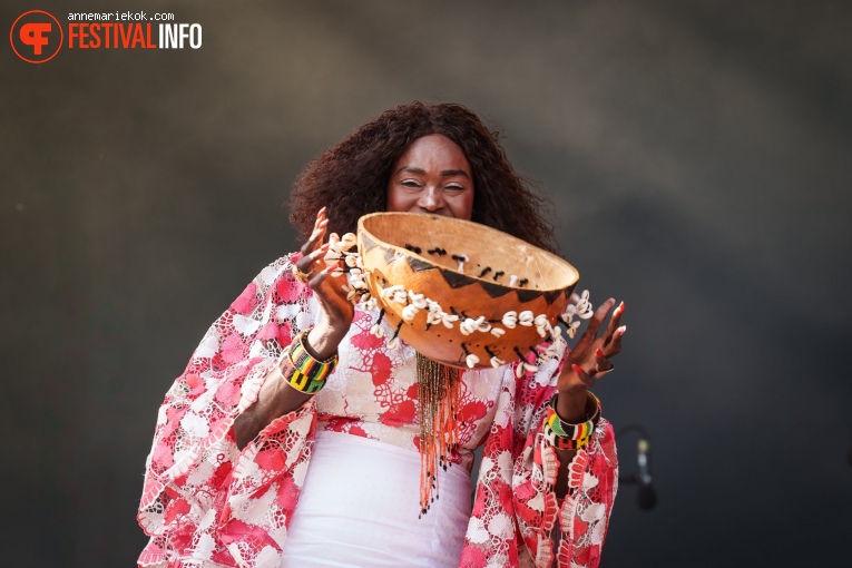 Oumou Sangaré op Best Kept Secret Festival - Zondag foto