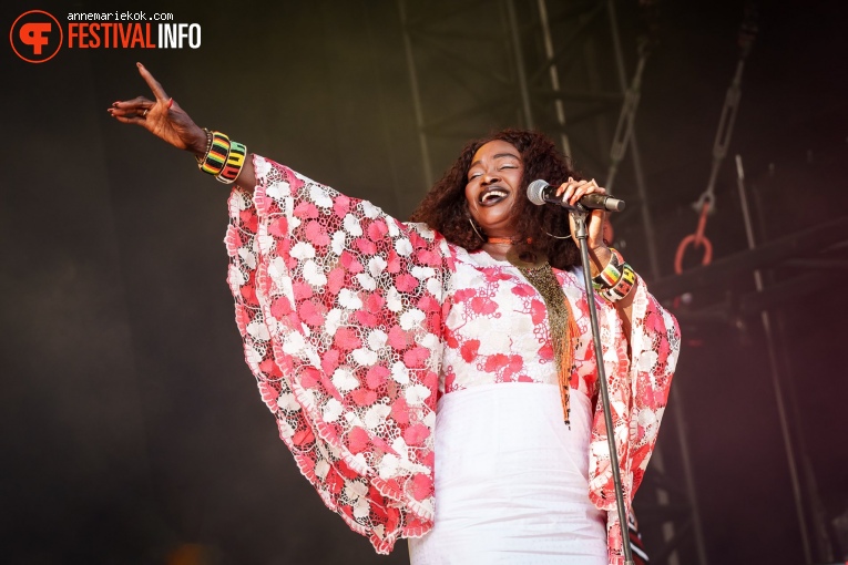 Oumou Sangaré op Best Kept Secret Festival - Zondag foto