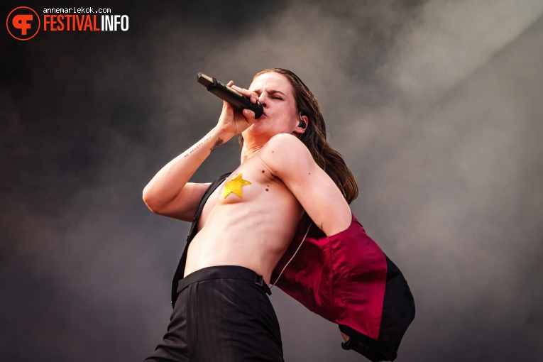 Christine And The Queens op Best Kept Secret Festival - Zondag foto