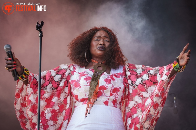 Oumou Sangaré op Best Kept Secret Festival - Zondag foto