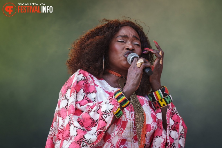 Oumou Sangaré op Best Kept Secret Festival - Zondag foto