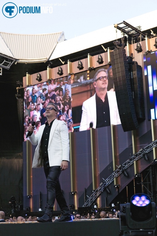 Guus Meeuwis op Guus Meeuwis - Groots met een zachte G - 16/06 - Philips Stadion foto
