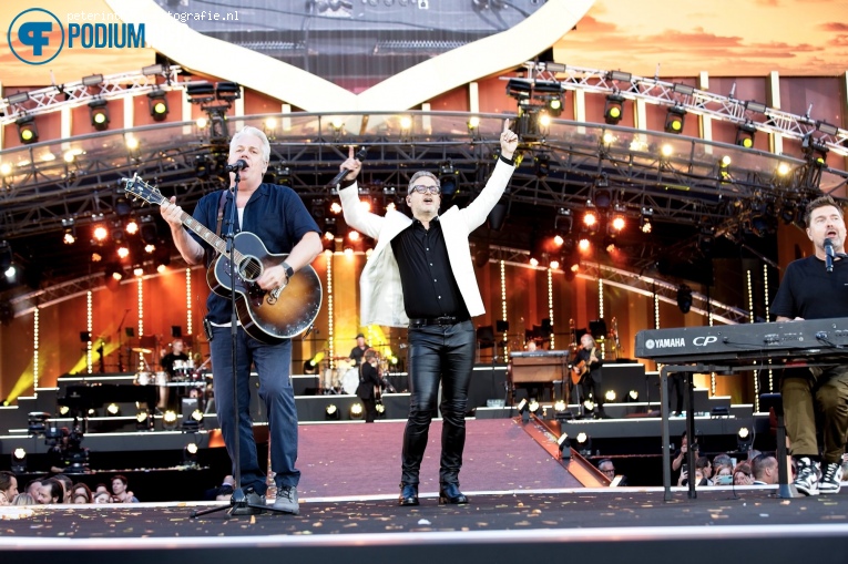 Guus Meeuwis op Guus Meeuwis - Groots met een zachte G - 16/06 - Philips Stadion foto
