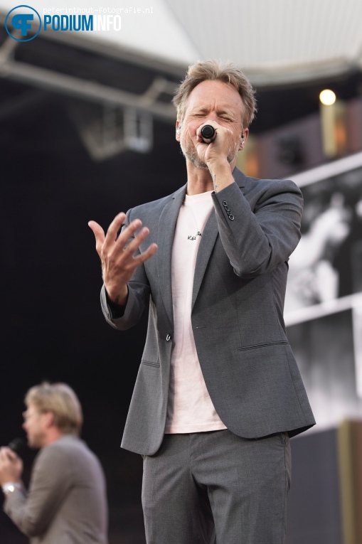 Guus Meeuwis op Guus Meeuwis - Groots met een zachte G - 16/06 - Philips Stadion foto