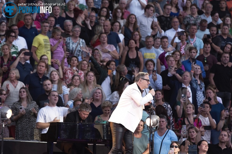 Guus Meeuwis op Guus Meeuwis - Groots met een zachte G - 16/06 - Philips Stadion foto