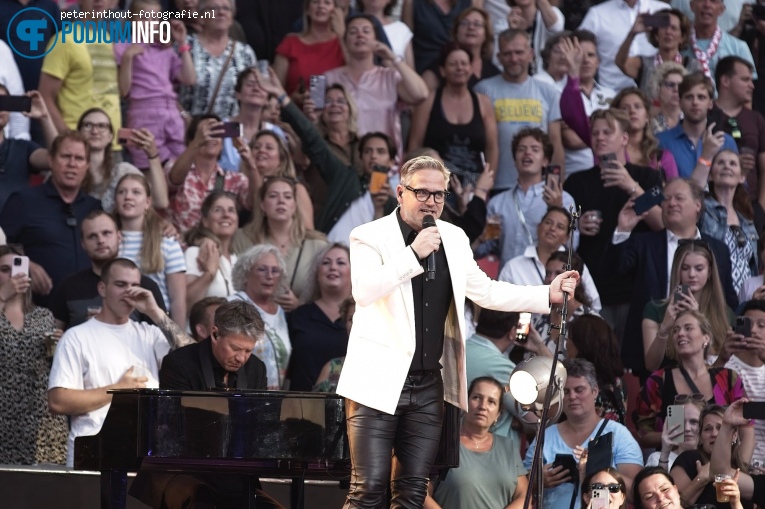 Guus Meeuwis op Guus Meeuwis - Groots met een zachte G - 16/06 - Philips Stadion foto