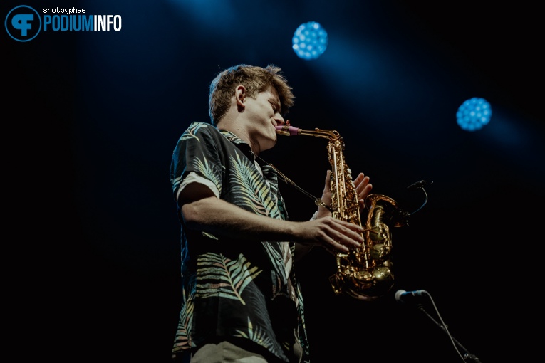 Karsten Belt op Dean Lewis - 23/06 - AFAS Live foto