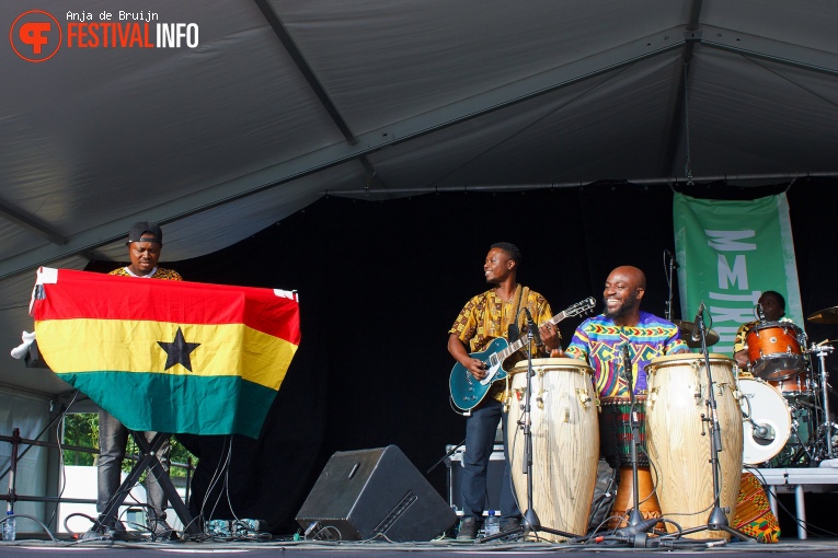 Gyedu-Blay Ambolley & his Sekondi band op Metropolis Festival 2023 foto