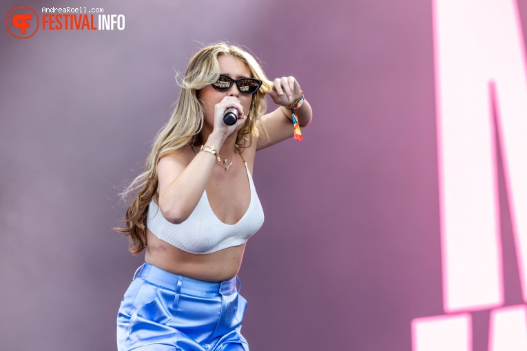 Mimi Webb op Sziget 2023 - Zaterdag foto