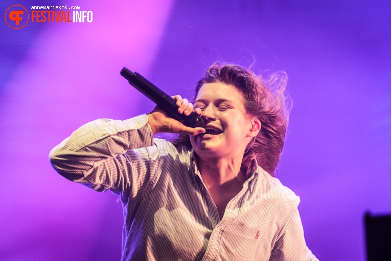 girl in red op Lowlands 2023 - vrijdag foto